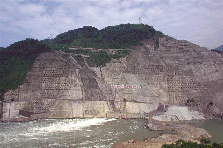 坝区高边坡群（多达14条，最高边坡高达250m）副本.jpg