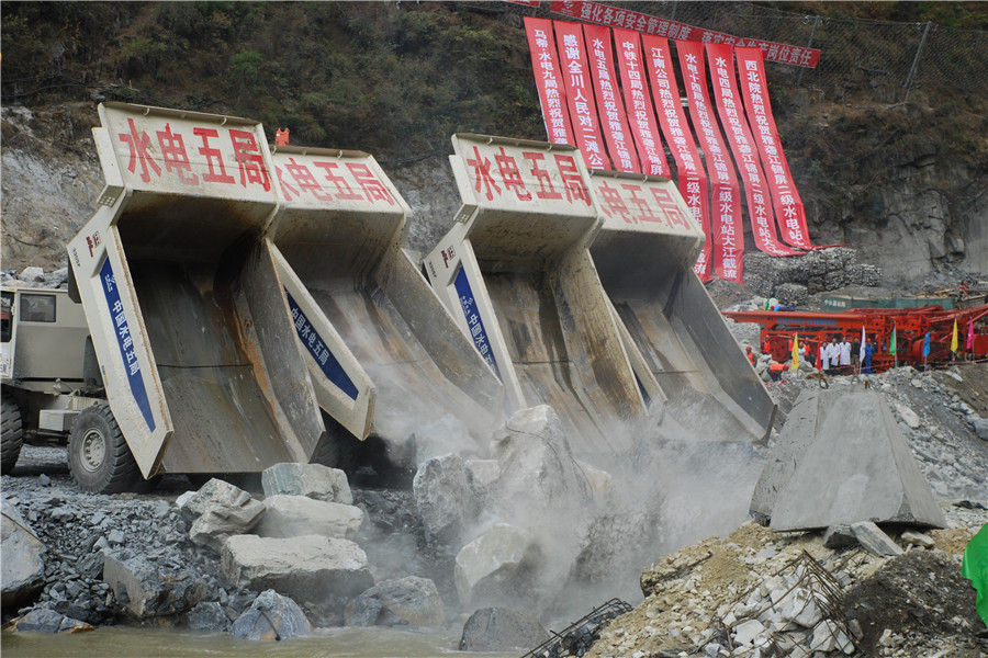 10. 锦屏二级水电站大江截流龙口抛投施工.jpg