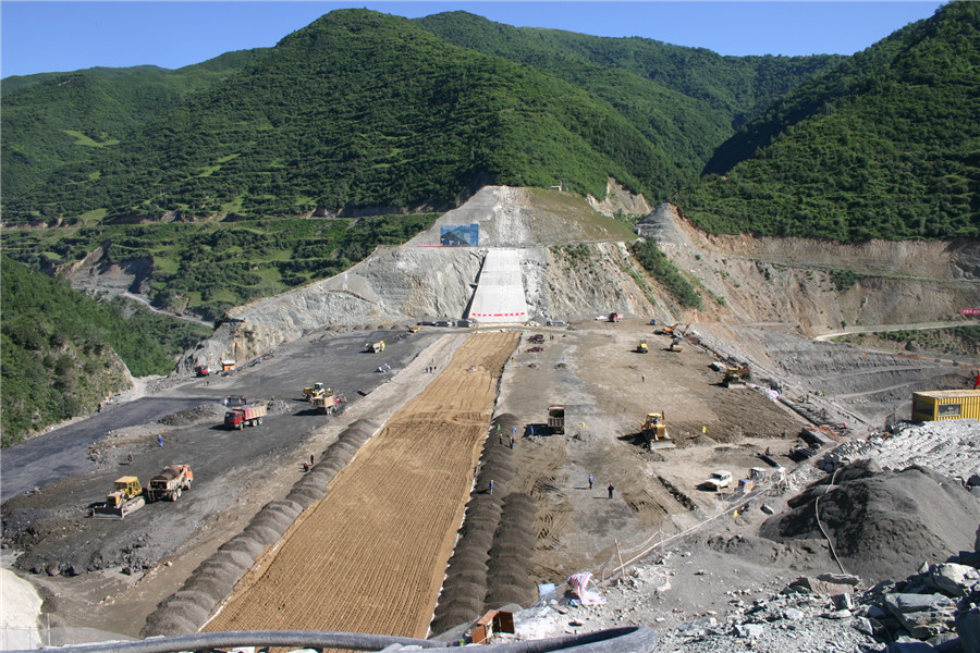 3、2006年7月30日，水牛家水电站水库大坝全断面填筑至蓄水高程2248m.jpg