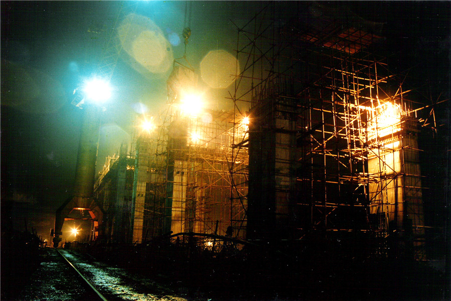 2、1994年10月30日拍摄的东西关闸坝建设夜景.jpg
