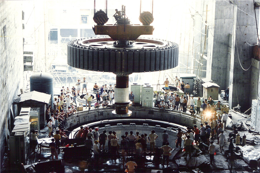 3、1995年8月8日，东西关电站首台机组转子吊装.jpg